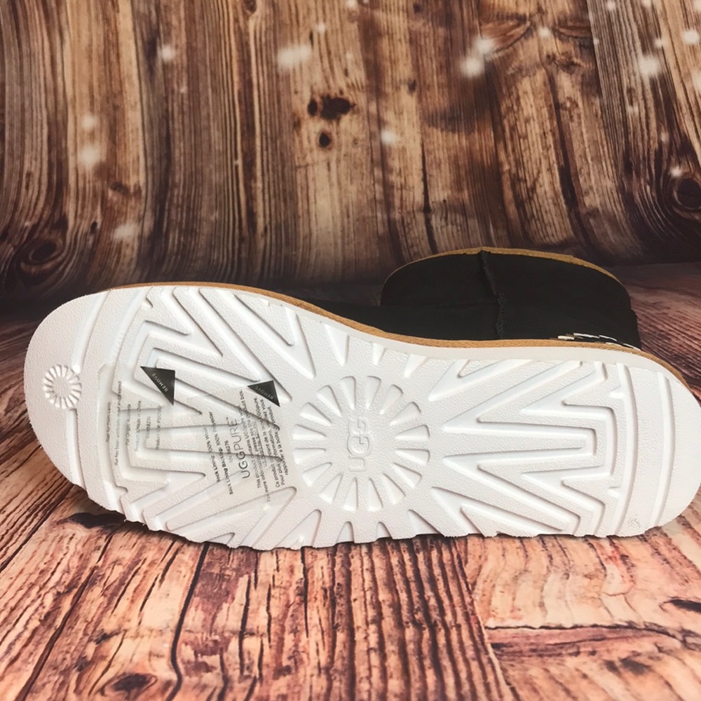 BRAND NEW IN BOX UGGS!! - Picture 3 of 6